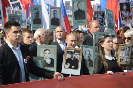 Москва. Президент РФ Владимир Путин (в центре) и актер Василий Лановой и его супруга актриса Ирина Купченко (вторая справа) шествуют по Красной площади вместе с учатниками акции `Бессмертный полк`, посвященной 70-летию Победы в Великой Отечественной войне.