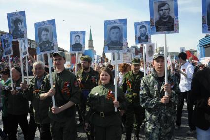 Москва. Участники акции `Бессмертный полк`, посвященной 70-летию Победы в Великой Отечественной войне на Красной площади.