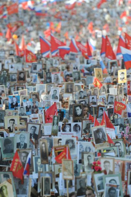 Москва. Участники акции `Бессмертный полк`, посвященной 70-летию Победы в Великой Отечественной войне во время шествия.