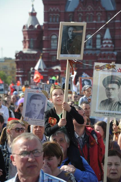 Москва. Участники акции `Бессмертный полк`, посвященной 70-летию Победы в Великой Отечественной войне на Красной площади.