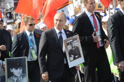 Москва. Президент РФ Владимир Путин (в центре) шествует по Красной площади вместе с учатниками акции `Бессмертный полк`, посвященной 70-летию Победы в Великой Отечественной войне.