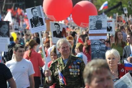 Москва. Участники акции `Бессмертный полк`, посвященной 70-летию Победы в Великой Отечественной войне на Красной площади.