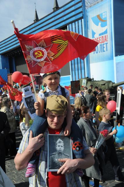 Москва. Участники акции `Бессмертный полк`, посвященной 70-летию Победы в Великой Отечественной войне на Красной площади.