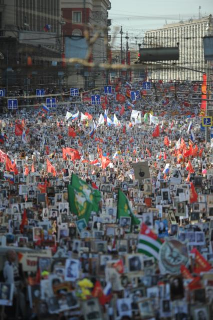 Москва. Участники акции `Бессмертный полк`, посвященной 70-летию Победы в Великой Отечественной войне во время шествия.