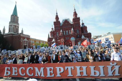 Москва. Участники акции `Бессмертный полк`, посвященной 70-летию Победы в Великой Отечественной войне на Красной площади.