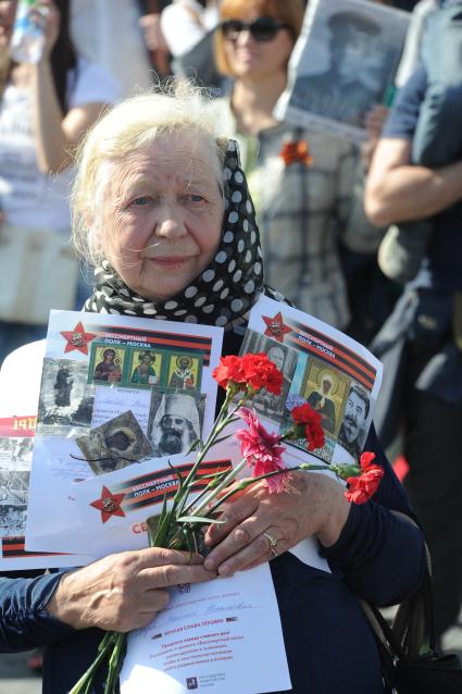 Москва. Участники акции `Бессмертный полк`, посвященной 70-летию Победы в Великой Отечественной войне на Красной площади.