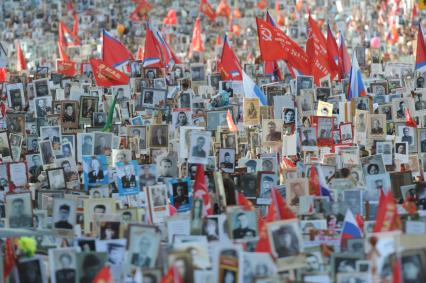 Москва. Участники акции `Бессмертный полк`, посвященной 70-летию Победы в Великой Отечественной войне во время шествия.