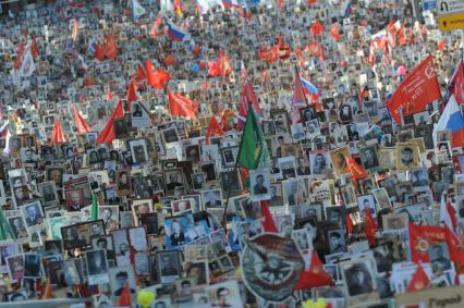 Москва. Участники акции `Бессмертный полк`, посвященной 70-летию Победы в Великой Отечественной войне во время шествия.