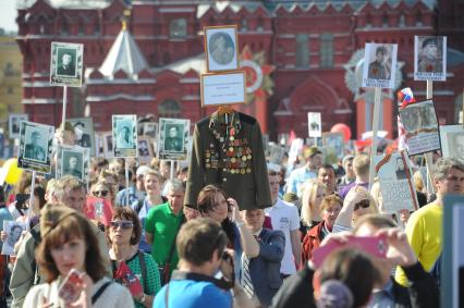 Москва. Участники акции `Бессмертный полк`, посвященной 70-летию Победы в Великой Отечественной войне на Красной площади.