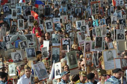 Москва. Участники акции `Бессмертный полк`, посвященной 70-летию Победы в Великой Отечественной войне во время шествия.