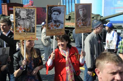 Москва. Участники акции `Бессмертный полк`, посвященной 70-летию Победы в Великой Отечественной войне на Красной площади.