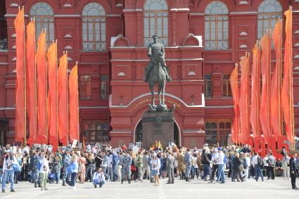 Москва. Участники акции `Бессмертный полк`, посвященной 70-летию Победы в Великой Отечественной войне на Манежной площади.