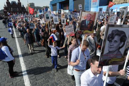 Москва. Участники акции `Бессмертный полк`, посвященной 70-летию Победы в Великой Отечественной войне на Красной площади.