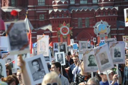 Москва. Участники акции `Бессмертный полк`, посвященной 70-летию Победы в Великой Отечественной войне на Красной площади.