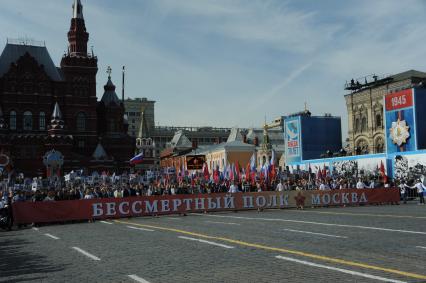 Москва. Участники акции `Бессмертный полк`, посвященной 70-летию Победы в Великой Отечественной войне на Красной площади.