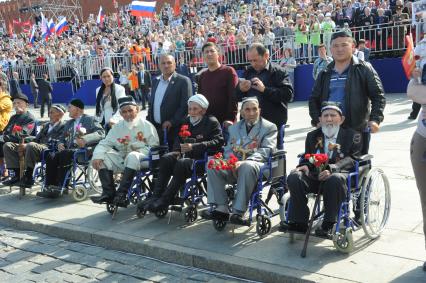 Москва. Участники акции `Бессмертный полк`, посвященной 70-летию Победы в Великой Отечественной войне на Красной площади.