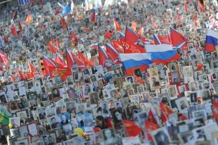 Москва. Участники акции `Бессмертный полк`, посвященной 70-летию Победы в Великой Отечественной войне во время шествия.