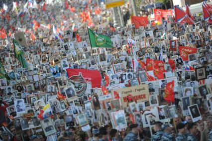 Москва. Участники акции `Бессмертный полк`, посвященной 70-летию Победы в Великой Отечественной войне во время шествия.