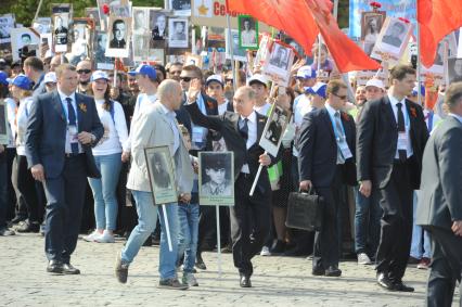 Москва. Президент РФ Владимир Путин (в центре) шествует по Красной площади вместе с учатниками акции `Бессмертный полк`, посвященной 70-летию Победы в Великой Отечественной войне.