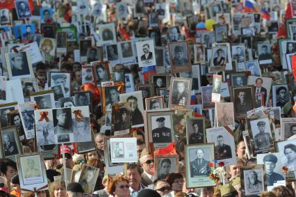 Москва. Участники акции `Бессмертный полк`, посвященной 70-летию Победы в Великой Отечественной войне во время шествия.