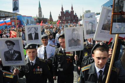 Москва. Участники акции `Бессмертный полк`, посвященной 70-летию Победы в Великой Отечественной войне на Красной площади.