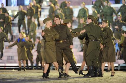 Москва. Артисты во время выступления на праздничном концерте на Красной площади, посвященном 70-летию Победы в Великой Отечественной войне.