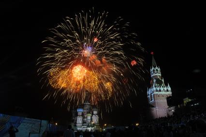 Москва. Праздничный салют на Красной площади, посвященный 70-летию Победы в Великой Отечественной войне.