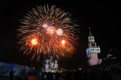 Москва. Праздничный салют на Красной площади, посвященный 70-летию Победы в Великой Отечественной войне.