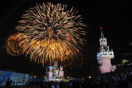 Москва. Праздничный салют на Красной площади, посвященный 70-летию Победы в Великой Отечественной войне.