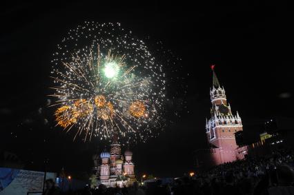 Москва. Праздничный салют на Красной площади, посвященный 70-летию Победы в Великой Отечественной войне.