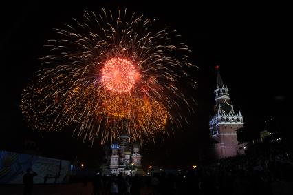 Москва. Праздничный салют на Красной площади, посвященный 70-летию Победы в Великой Отечественной войне.