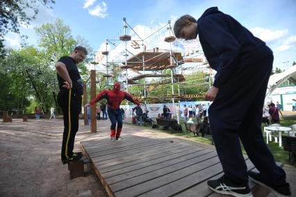 Веревочный парк Sky Town на ВДНХ в Москве.