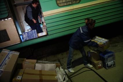 Почтовый обмен во время остановки на конечной станции \"Санкино\". По Алапаевской узкоколейной железной дороге, 1 раз в неделю по четвергам, на почтовом вагоне в составе пасажирского поезда доставляют почту, и продукты для магазинов в отдаленные деревни и села направлении поселка Махнево. Алапаевск