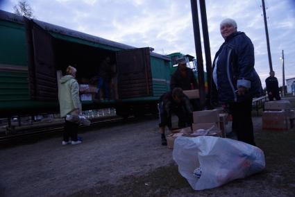 Выгрузка продуктов для магазинов, во время остановки на станции \"Ельничная\". По Алапаевской узкоколейной железной дороге, 1 раз в неделю по четвергам, на почтовом вагоне в составе пасажирского поезда доставляют почту, и продукты для магазинов в отдаленные деревни и села направлении поселка Махнево. Свердловская область