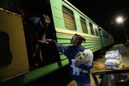 Почтовый обмен во время остановки на конечной станции \"Санкино\". По Алапаевской узкоколейной железной дороге, 1 раз в неделю по четвергам, на почтовом вагоне в составе пасажирского поезда доставляют почту, и продукты для магазинов в отдаленные деревни и села направлении поселка Махнево. Алапаевск