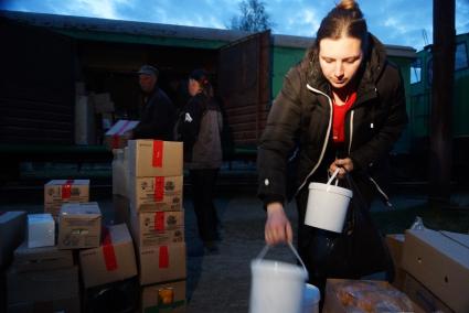 Выгрузка продуктов для магазинов, во время остановки на станции \"Ельничная\". По Алапаевской узкоколейной железной дороге, 1 раз в неделю по четвергам, на почтовом вагоне в составе пасажирского поезда доставляют почту, и продукты для магазинов в отдаленные деревни и села направлении поселка Махнево. Свердловская область