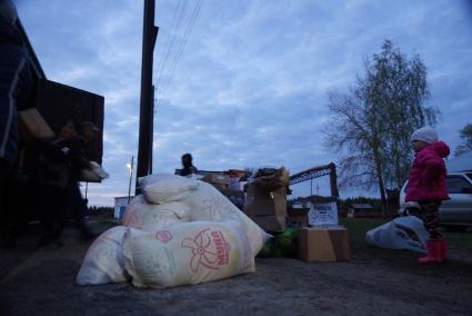 Выгрузка продуктов для магазинов, во время остановки на станции \"Ельничная\". По Алапаевской узкоколейной железной дороге, 1 раз в неделю по четвергам, на почтовом вагоне в составе пасажирского поезда доставляют почту, и продукты для магазинов в отдаленные деревни и села направлении поселка Махнево. Свердловская область