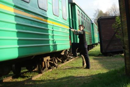 Проводник готовит вагон к рейсу. Железнодорожное депо АУЖД (Алапаевская узкоколейная железная дорога). Алапаевск