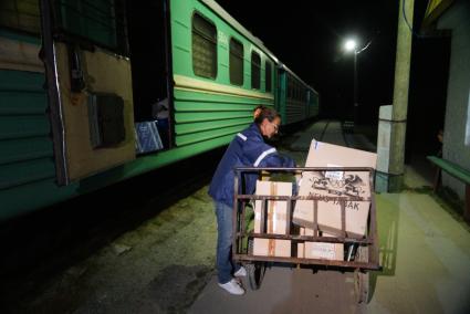 Почтовый обмен во время остановки на конечной станции \"Санкино\". По Алапаевской узкоколейной железной дороге, 1 раз в неделю по четвергам, на почтовом вагоне в составе пасажирского поезда доставляют почту, и продукты для магазинов в отдаленные деревни и села направлении поселка Махнево. Алапаевск