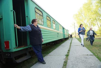 Проводник Галина Шепелевич почтового вагона в ожидании отправки состава. По Алапаевской узкоколейной железной дороге, 1 раз в неделю по четвергам, на почтовом вагоне в составе пасажирского поезда доставляют почту, и продукты для магазинов в отдаленные деревни и села направлении поселка Махнево. Алапаевск