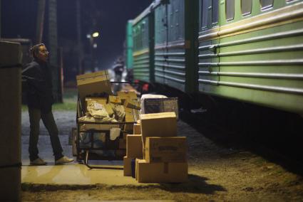 Почтовый обмен во время остановки на конечной станции \"Санкино\". По Алапаевской узкоколейной железной дороге, 1 раз в неделю по четвергам, на почтовом вагоне в составе пасажирского поезда доставляют почту, и продукты для магазинов в отдаленные деревни и села направлении поселка Махнево. Алапаевск