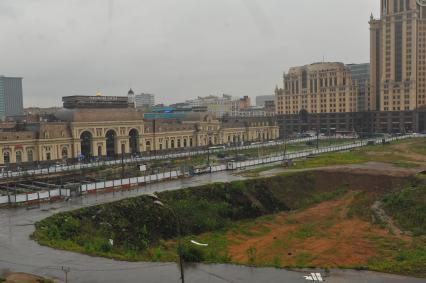 Москва. Площадь Павелецкого вокзала. Яма на месте незавершенного строительства подземного торгового центра.