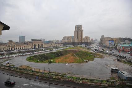 Москва. Площадь Павелецкого вокзала. Яма на месте незавершенного строительства подземного торгового центра.