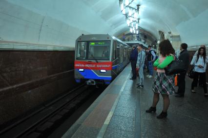 Москва.  Парад поездов, посвященный 80-летию Московского метрополитена. Поезд `Ока` на станции Добрынинская.