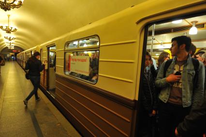 Москва.  Парад поездов, посвященный 80-летию Московского метрополитена. Ретропоезд на станции.