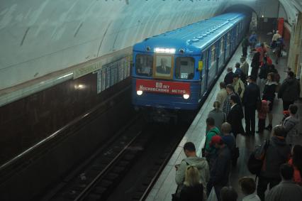 Москва.  Парад поездов, посвященный 80-летию Московского метрополитена. Поезд  `ЕжЗ` выпуска 1973 - 1977 годов на станции Добрынинская.