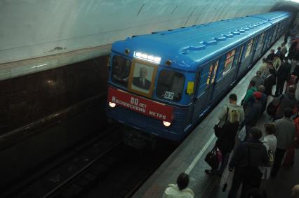 Москва.  Парад поездов, посвященный 80-летию Московского метрополитена. Поезд  `ЕжЗ` выпуска 1973 - 1977 годов на станции Добрынинская.