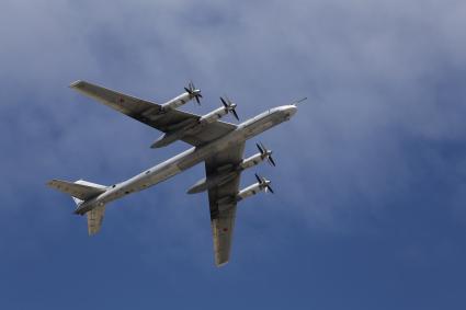 Саратов. Парад Победы, посвященный 70-летию Победы в Великой Отечественной войне. Турбовинтовой стратегический бомбардировщик-ракетоносец Ту-95МС `Медведь`.