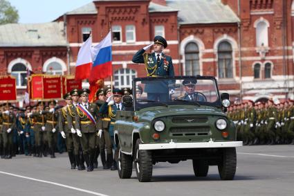 Саратов. Парад Победы, посвященный 70-летию Победы в Великой Отечественной войне. Прохождение знаменной группы.