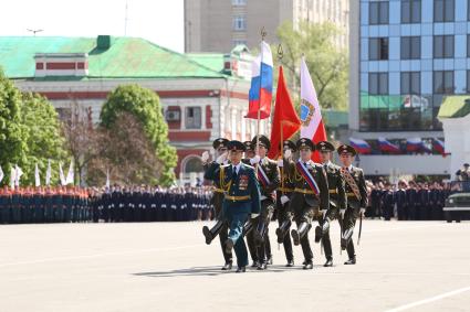 Саратов. Парад Победы, посвященный 70-летию Победы в Великой Отечественной войне. Прохождение знаменной группы.